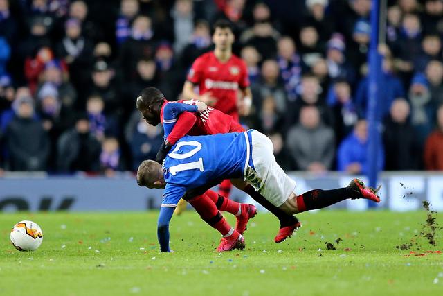 杨幂假发惊艳时尚界，回国竟是黑长发